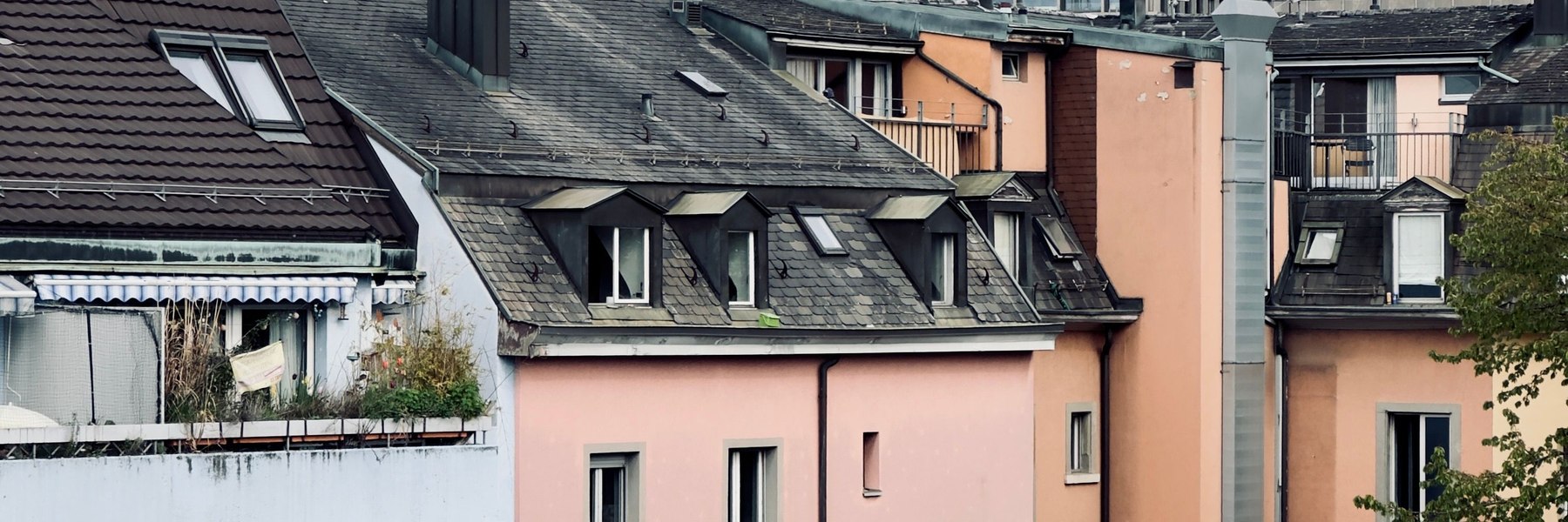 Mehrgeschossige Wohngebäude in einem urbanen österreichisch wirkenden Viertel